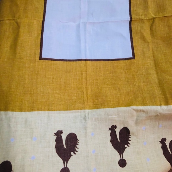 ❌SOLD❌Vintage Linen Gold Tablecloth Roosters - Picture 2 of 4